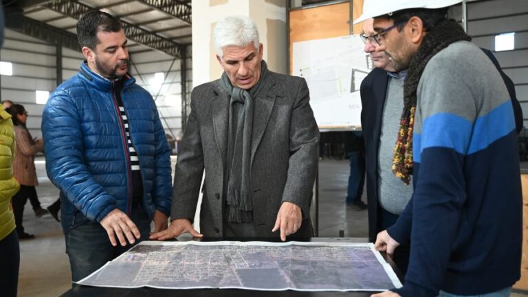 Poggi recorrió la obra de urbanización del barrio República, que ya tiene un 90% de avance